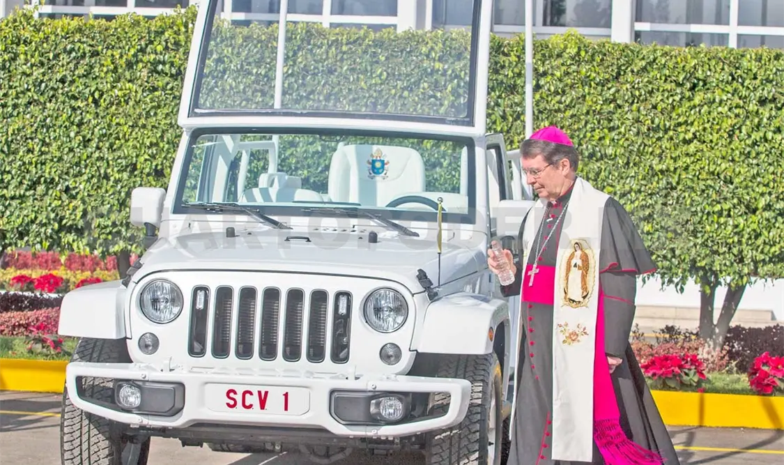 Nuncio apostólico bendice a los papamóviles