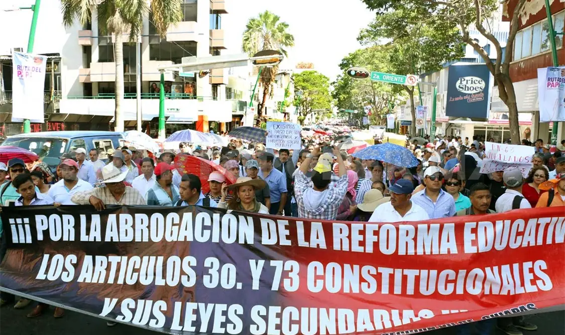 Docentes de la sección 7 marchan en Tuxtla