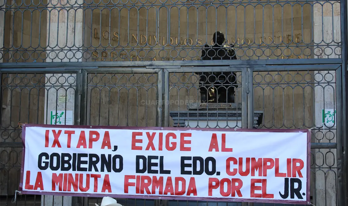 Pobladores a las afueras del Congreso
