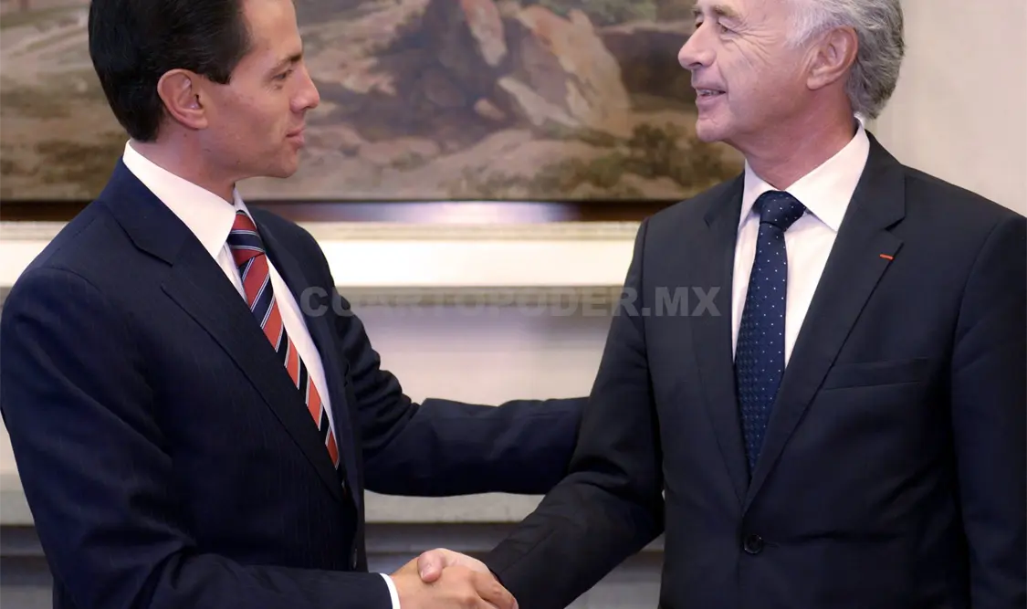 El presidente Enrique Peña Nieto saluda a Philippe Petitcolin, director general de Safran. NTX