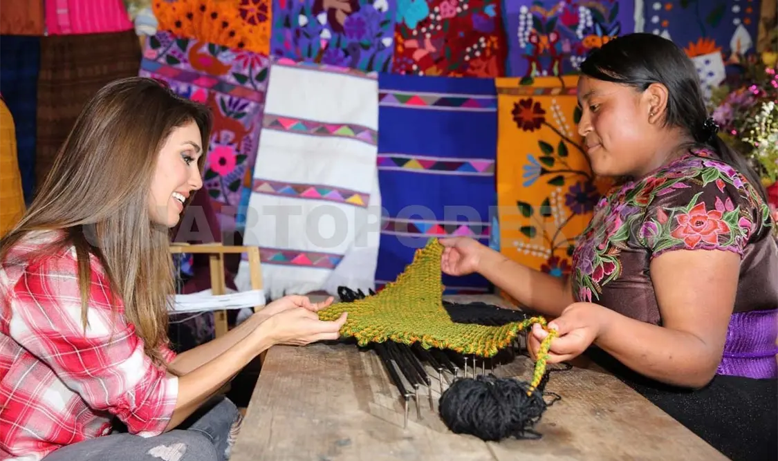 Anahí de Velasco convive con mujeres artesanas