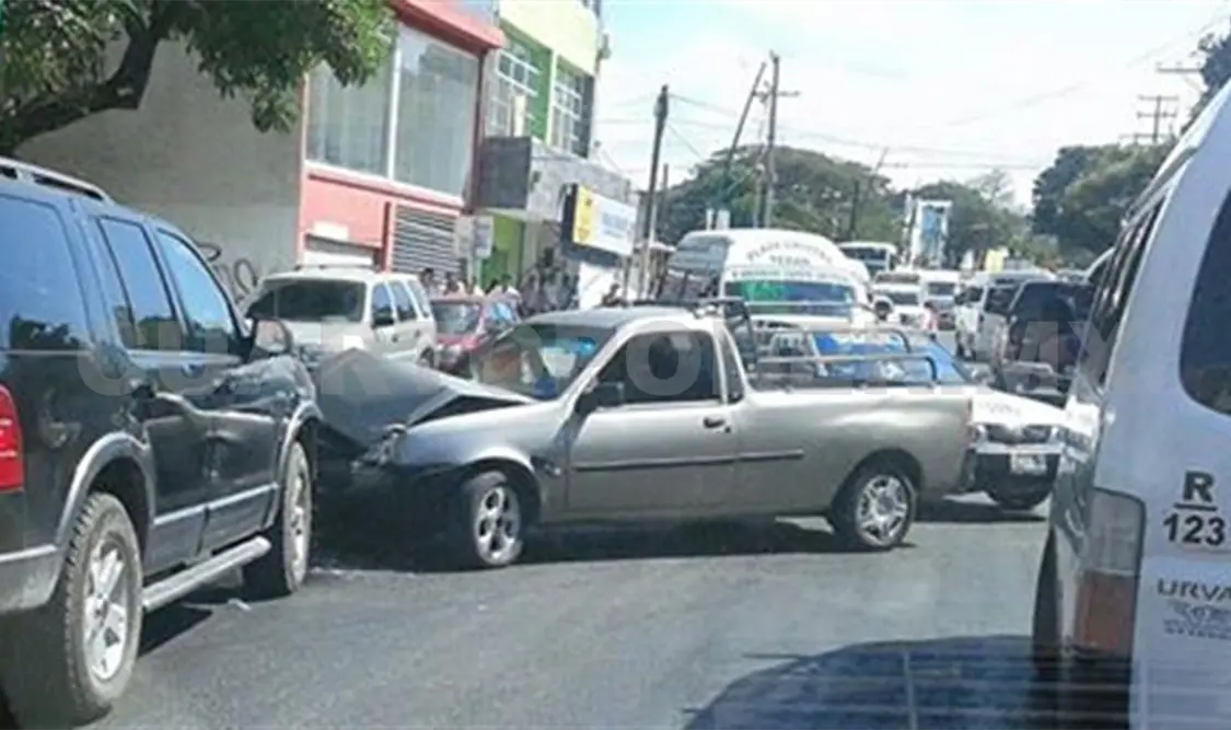 El choque en Periférico Sur, entre 14 y 15 Poniente. A. Alegría / CP