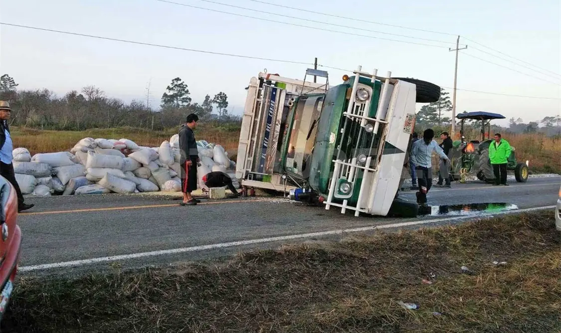 Vuelca tráiler con 10 toneladas de maíz
