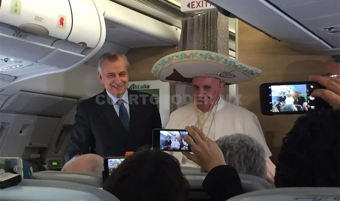 Así entré en México por la puerta de Cantinflas que hace reir mucho, señaló bromeando el papa Francisco. NTX