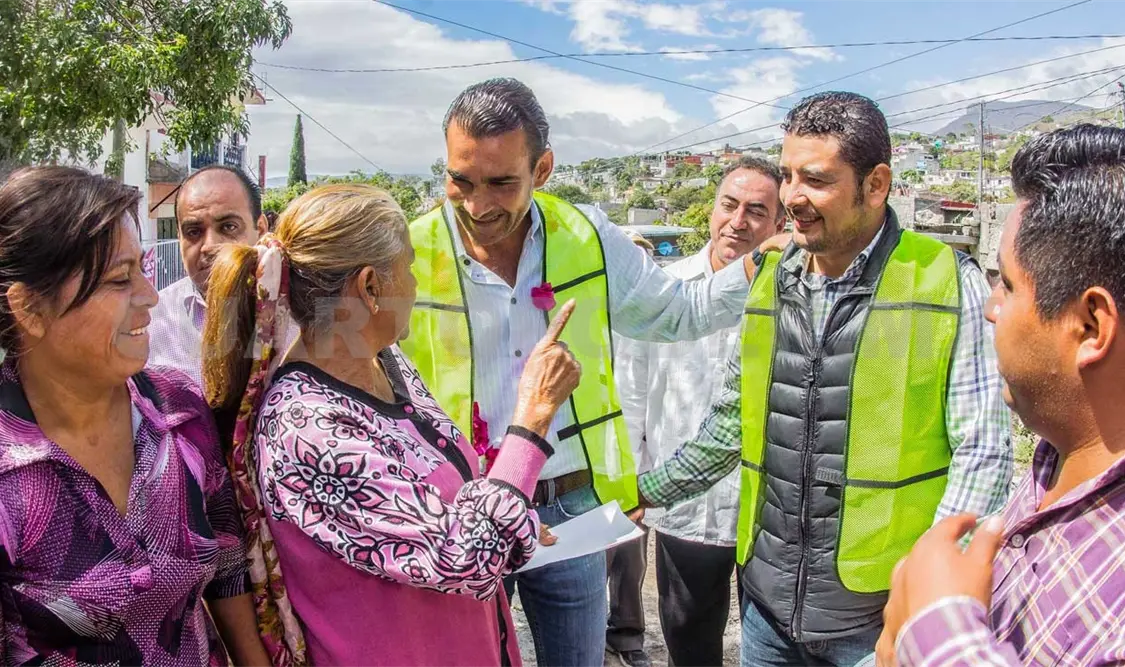 Entrega apoyos a los habitantes de Km. 4