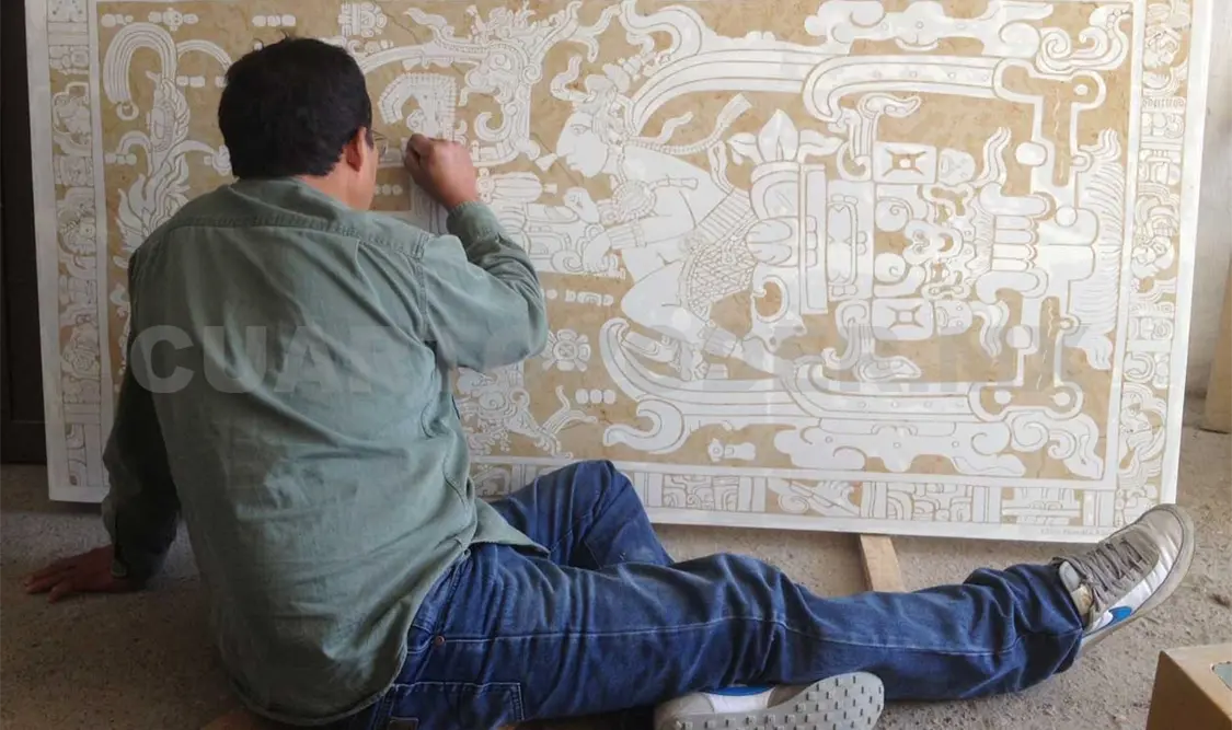 Desean obsequiar al papa grabado maya en mármol