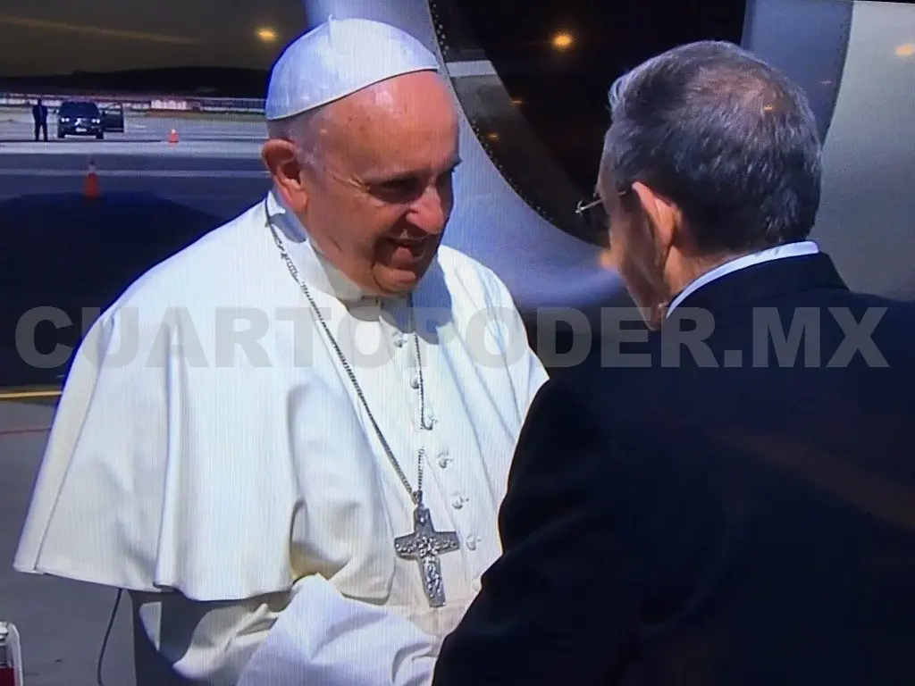 El papa Francisco fue recibido por el presidente cubano Raúl Castro. Foto: @Conelpapa