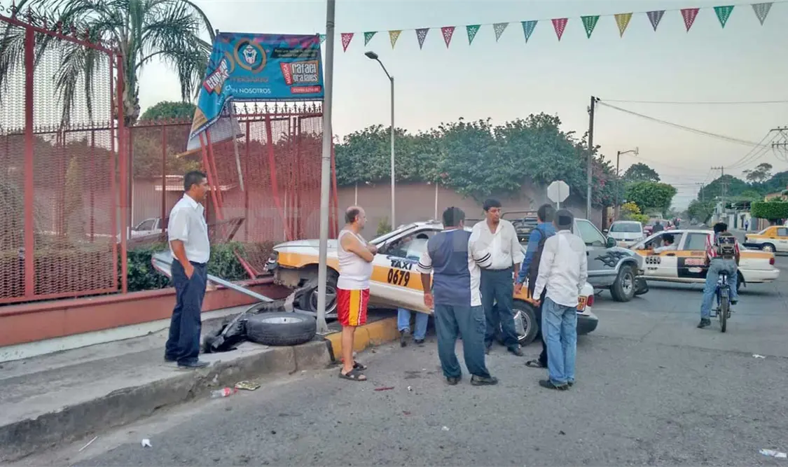 Taxi se incrusta en kínder luego de chocar