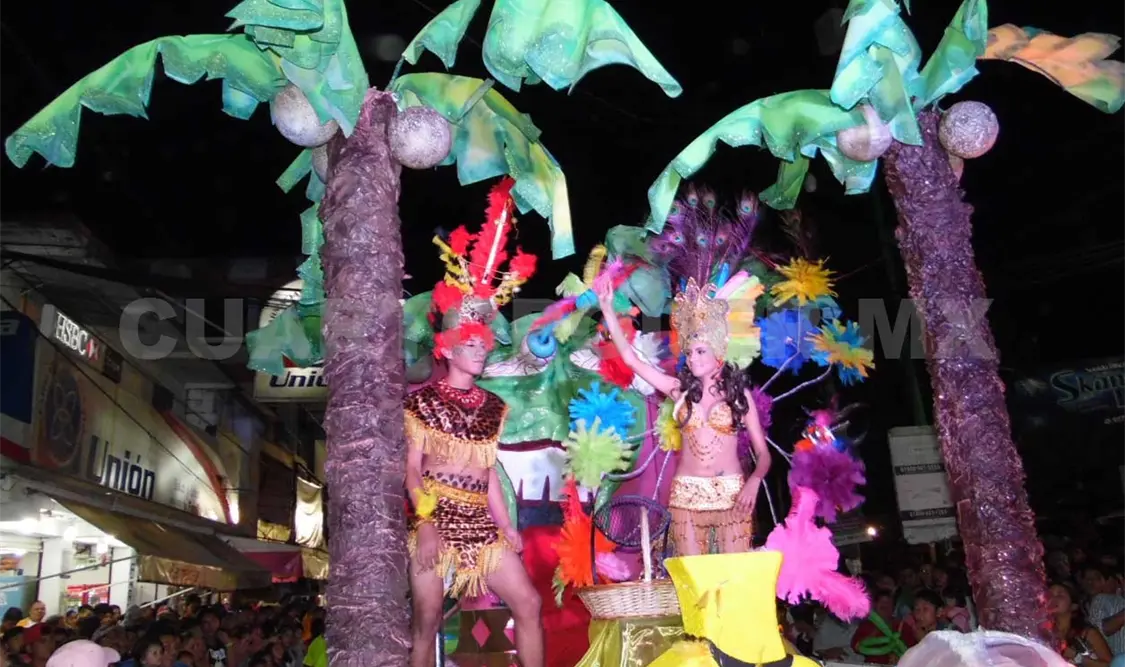 Durante el primer día de carnavall, perticiparón carros alegóricos y batucadas. Ramiro López / CP