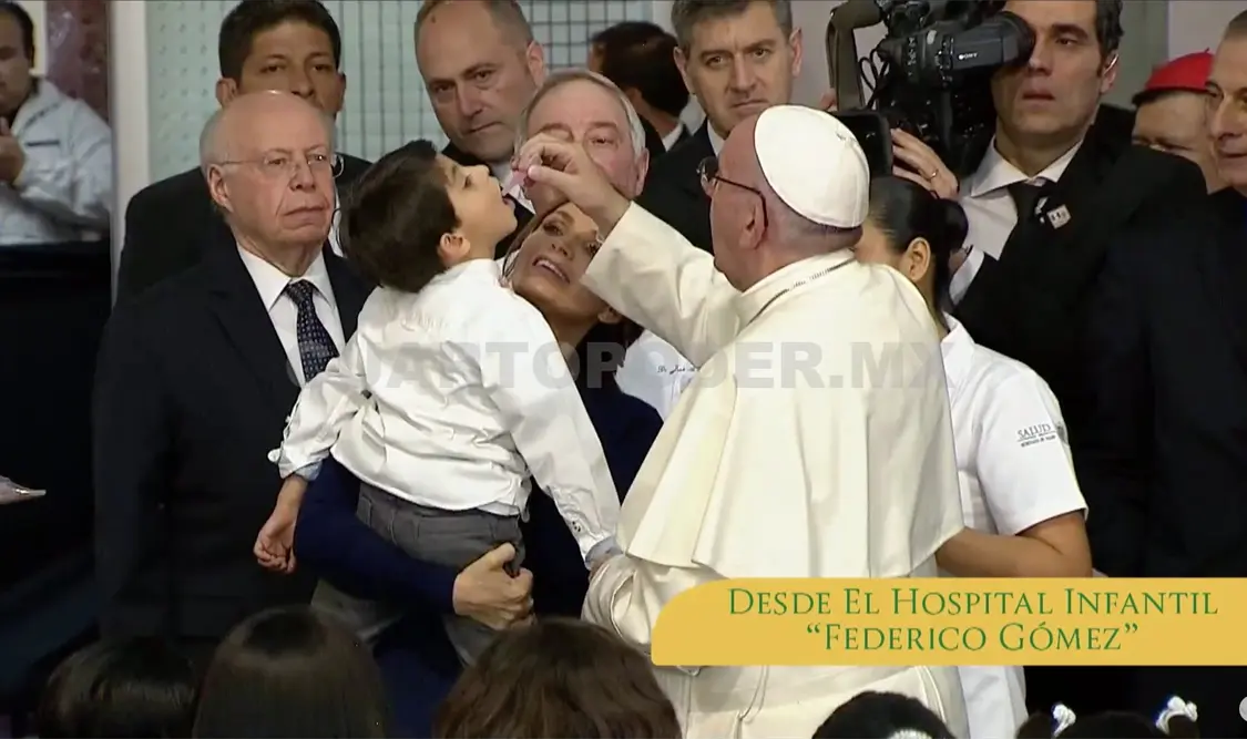 El papa Francisco aplicó una vacuna a un niño en el hospital.