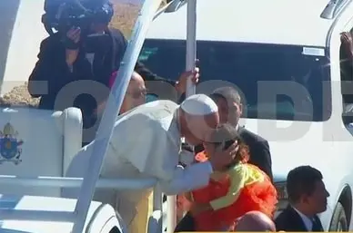 En su recorrido en San Cristóbal de las Casas, el Papa se detiene y besa a distintos niños. Notimex