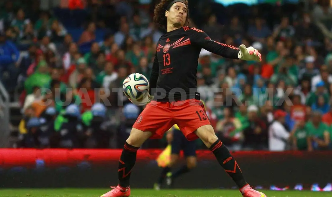 Guillermo Ochoa, 12 años de carrera