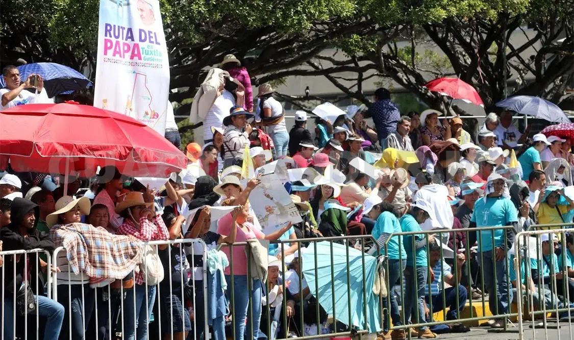 Ya son miles las personas que esperan al Papa Francisco en la ciudad capital. CP