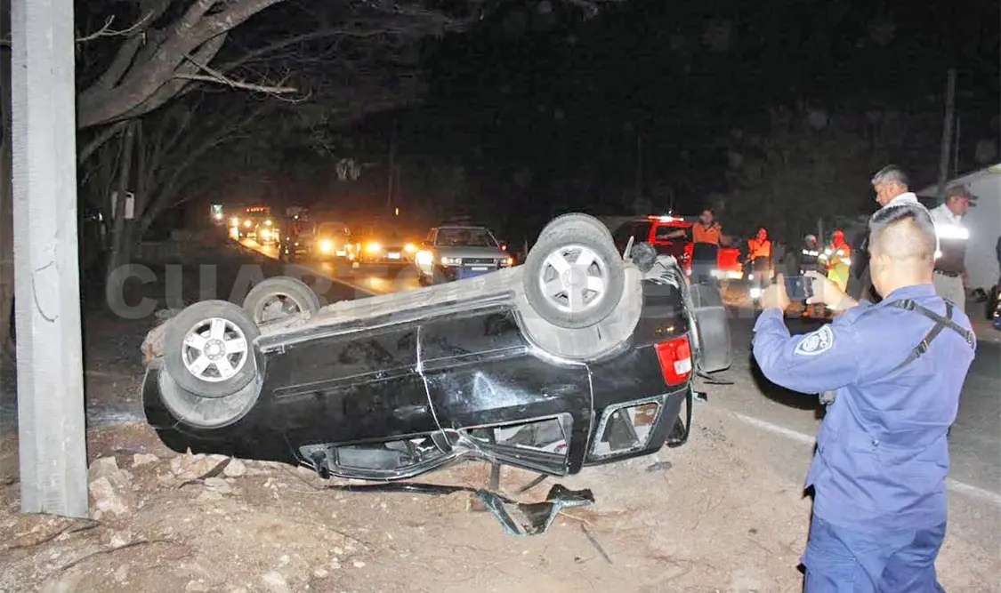 Abandonan Ecosport volcado en carretera