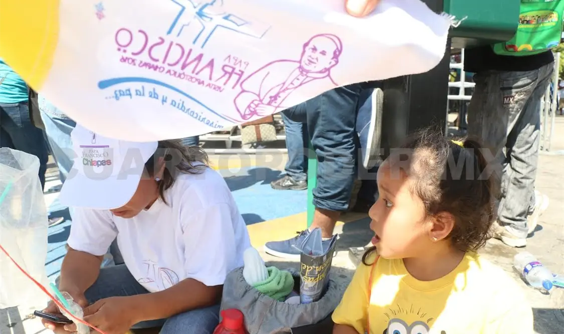 Familias enteras soportan las altas temperaturas por ver al Papa. Alejandro Aguilar / CP