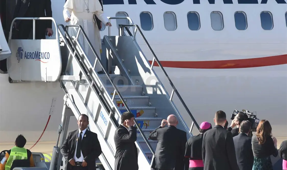 Momento en que el papa Francisco arriba al aeropuerto Ángel Albino Corzo. CP