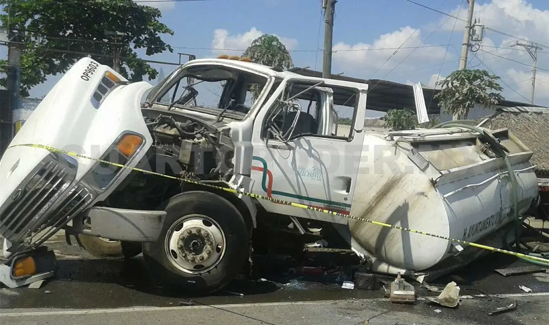 La pipa quedó doblada luego de recibir el impacto, mientras que sus dos ocupantes resultaron lesionados.
