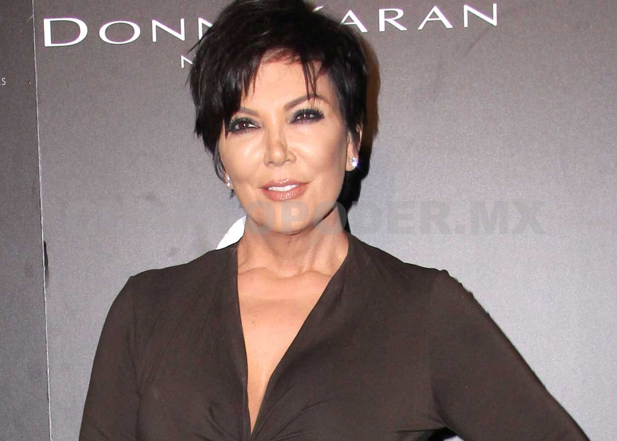 Captan a la mamá de las Kardashian sin ropa interior