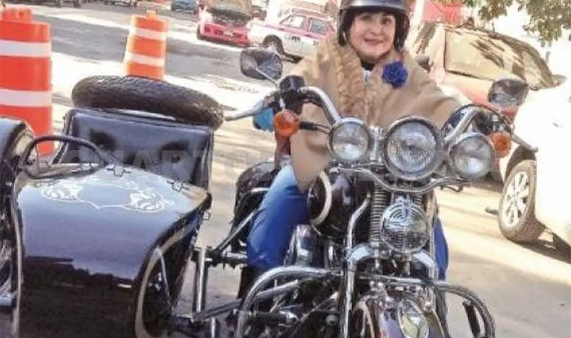 Carmen Salinas se sube a una motocicleta