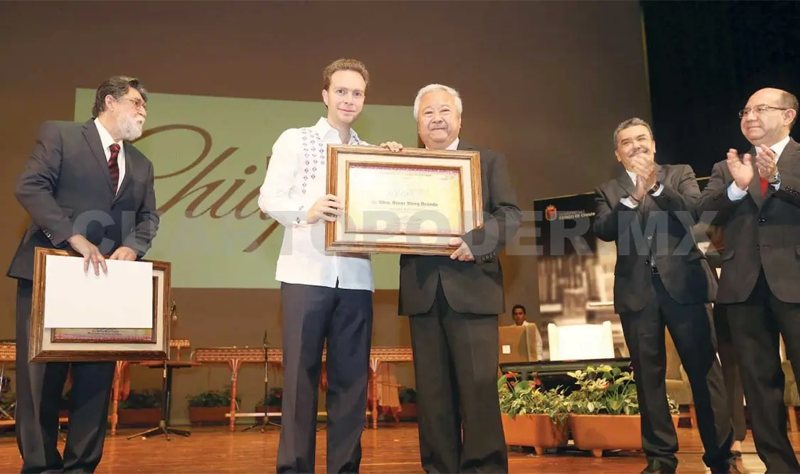 Entrega gobernador el Premio Chiapas