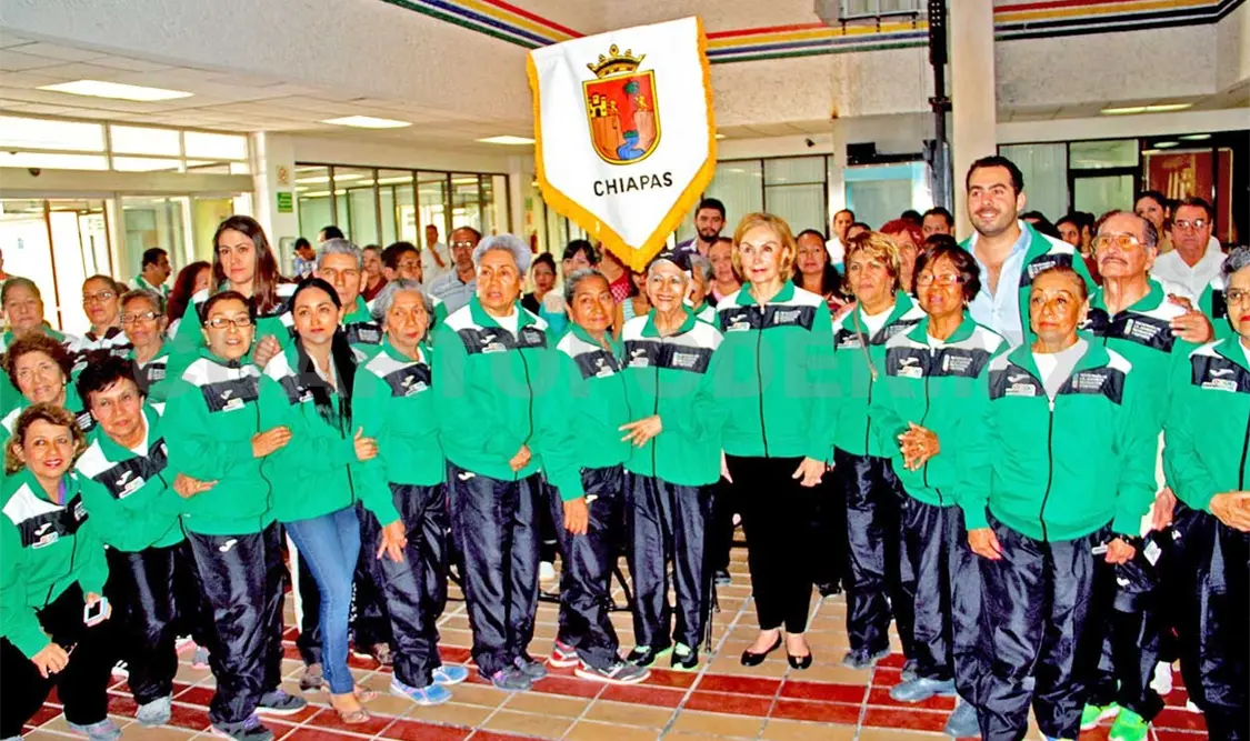 Abanderan a deportistas adultos mayores