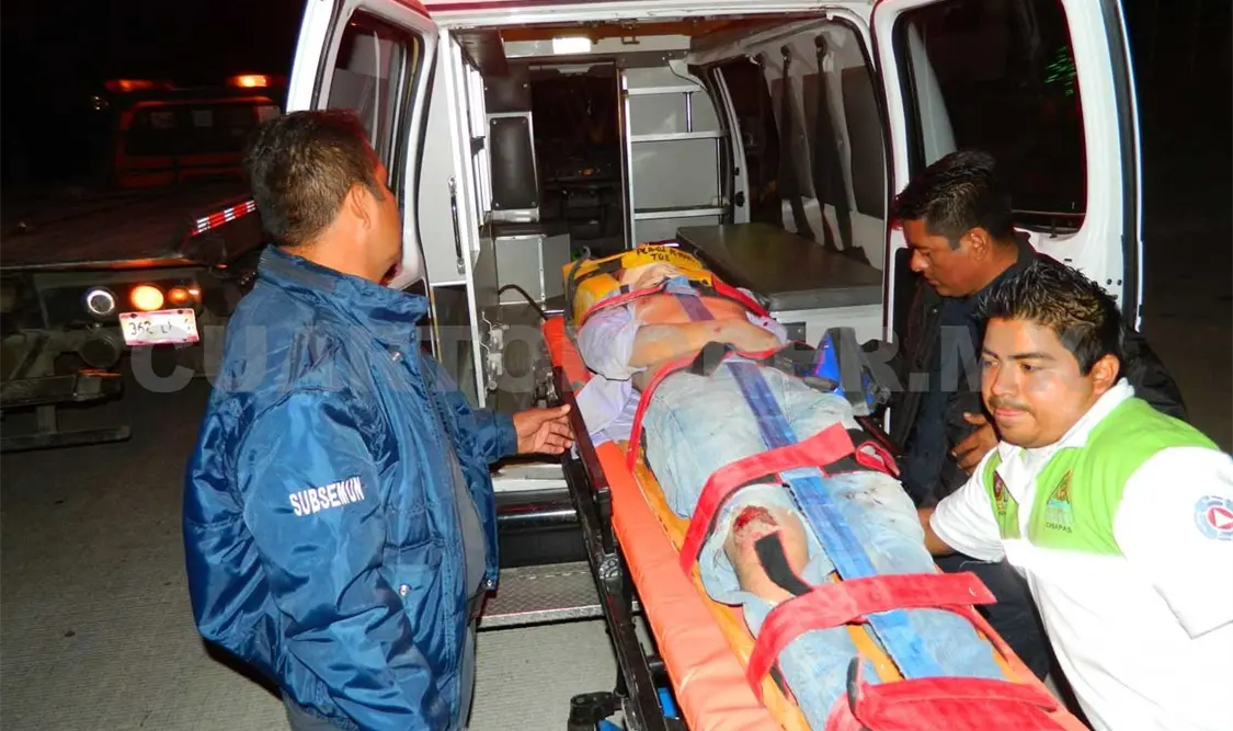 Jóvenes lesionados al salir del camino