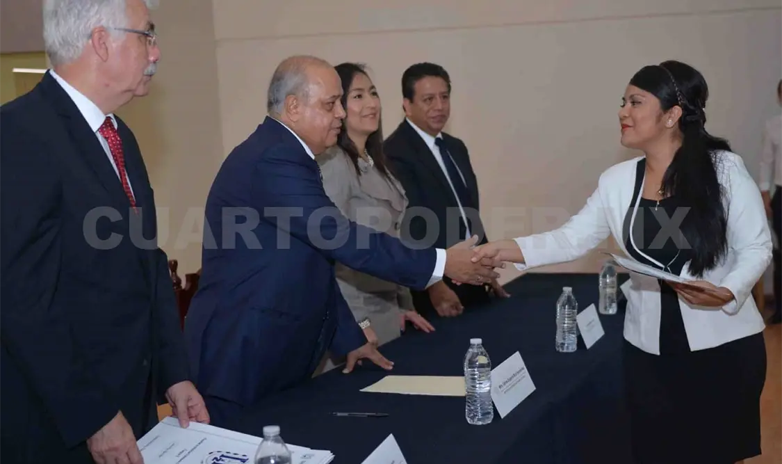 El rector encabezó la ceremonia de la generación LXVIII de médicos veterinarios. CP