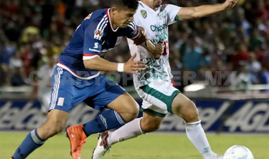 Carlos Cisneros abrió el marcador para Chivas, con la colaboración del portero Jiménez. Alejandro Aguilar / CP