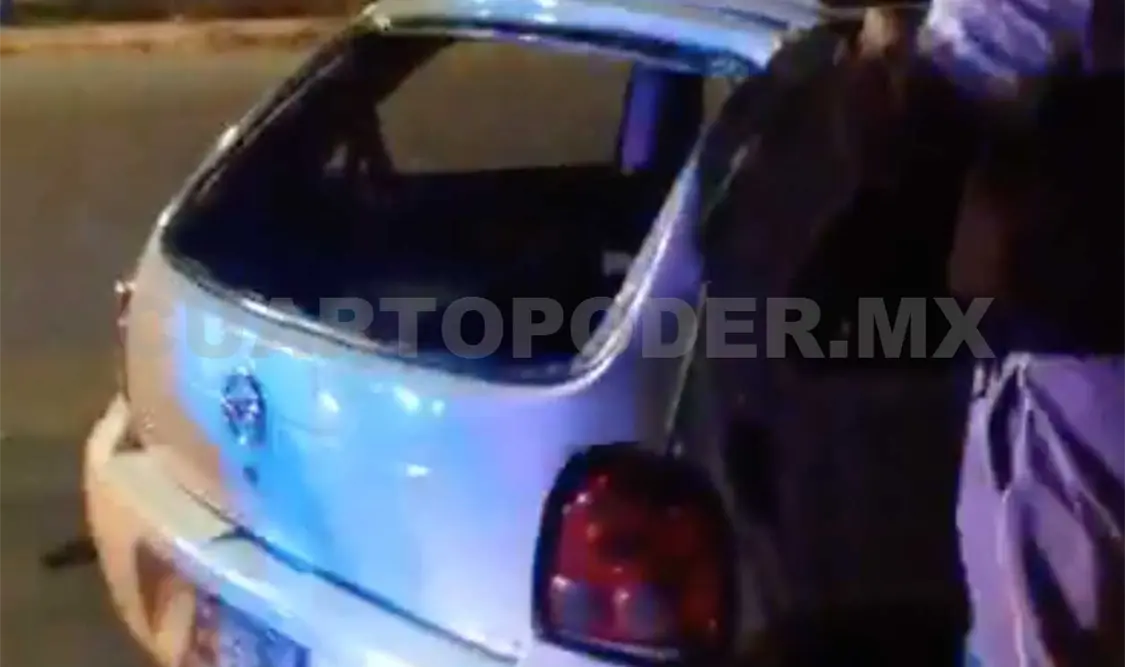 Un Chevrolet tipo Chevy al servicio de Telmex fue abandonado por su conductor en la vía a Veterinaria.