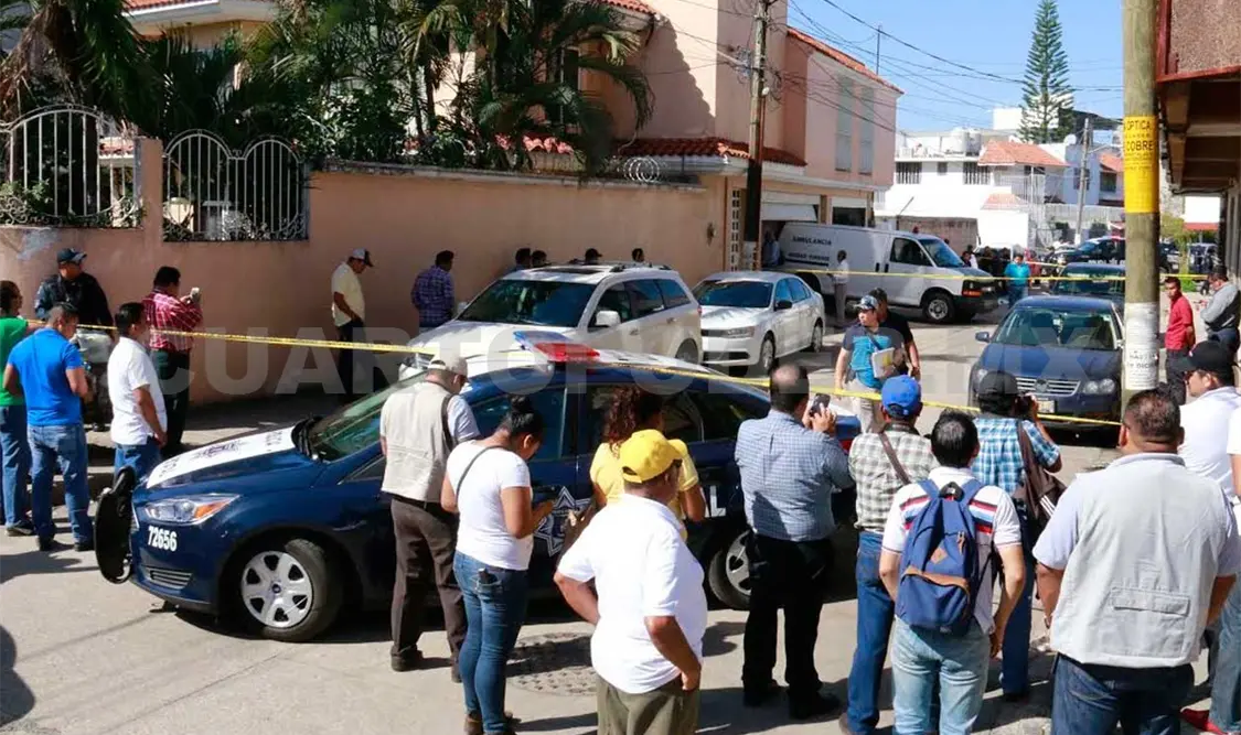 La Policía se movilizó al conocer del asesinato del empresario Moisés Dagdug, cuya casa se encuentra frente a la radio.