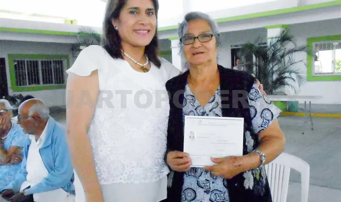 Abuelita recibe certificado de primaria