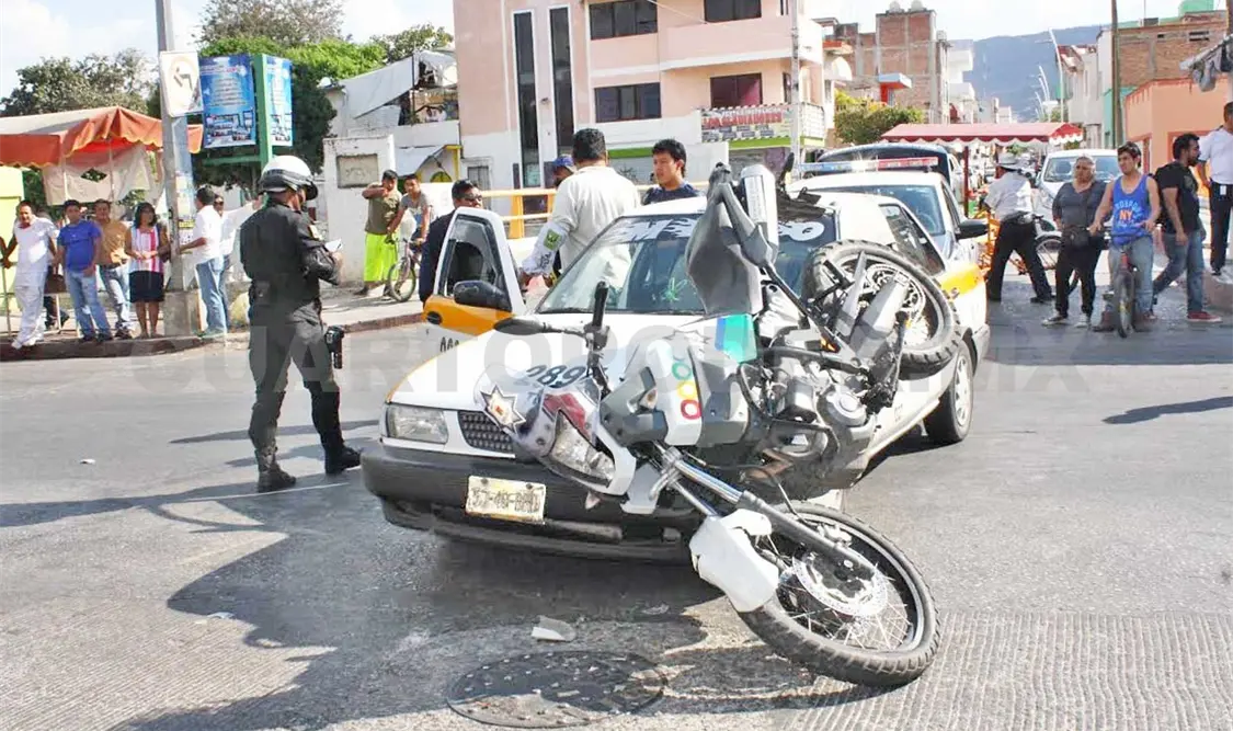 Motopatrullero se estampa en taxi