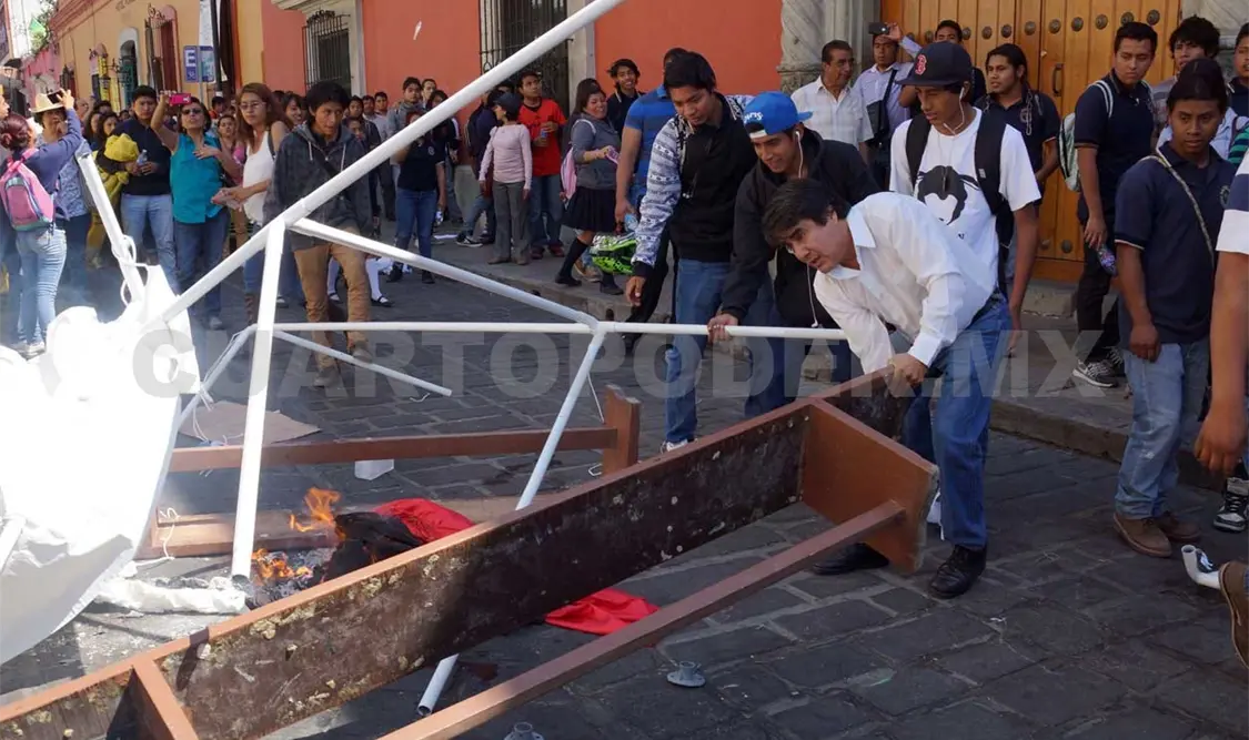 Encapuchados quitan plantón en Oaxaca