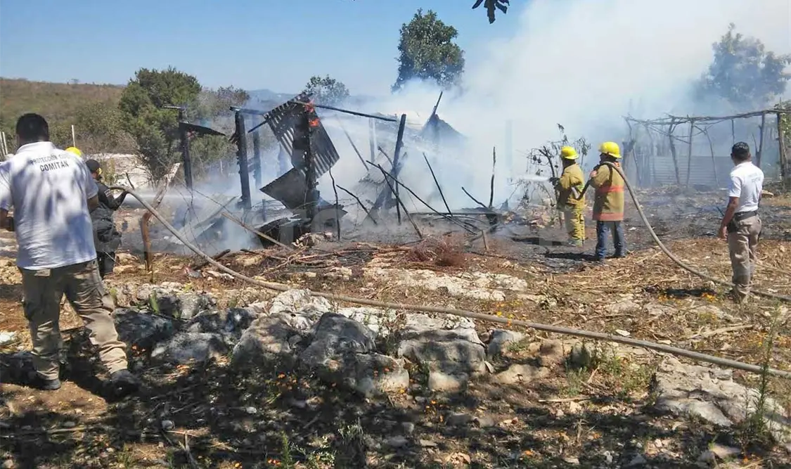 Fuego arrasa vivienda