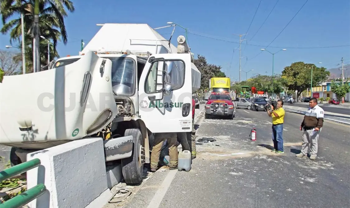 Camión sin frenos se estrella contra jardinera y muro