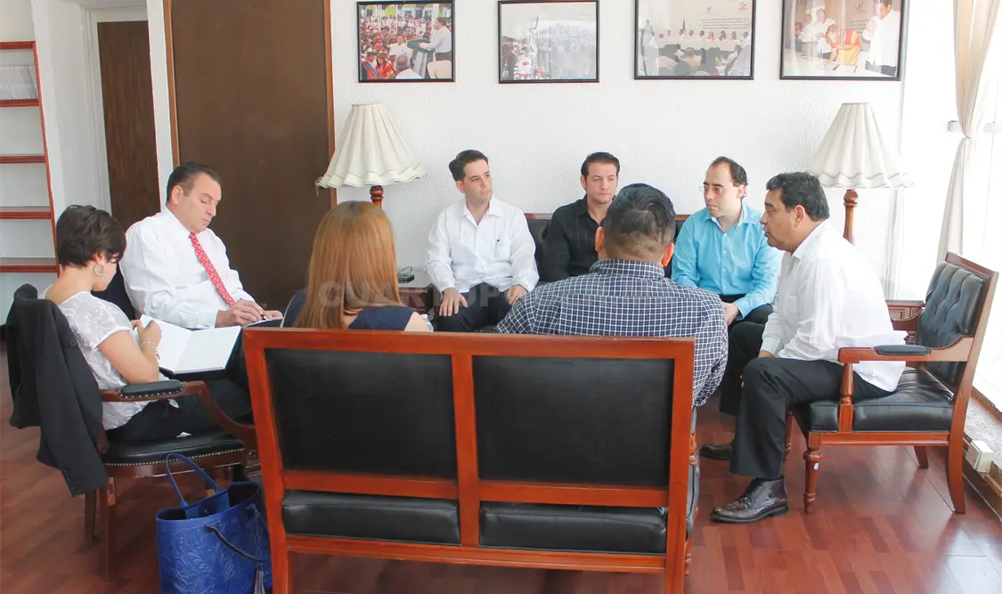 En el edifico que alberga la CEDH se reunieron el titular de esta institución y visitadores generales con embajador de Canadá. Cortesía.