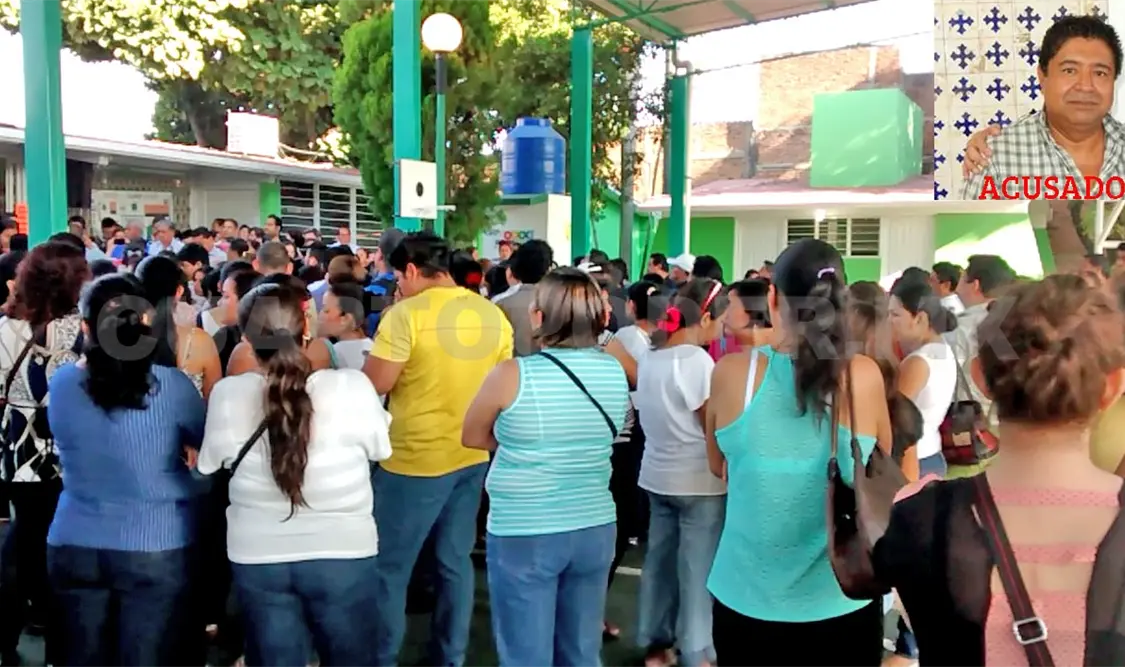 Padres de familia toman Escuela Primaria