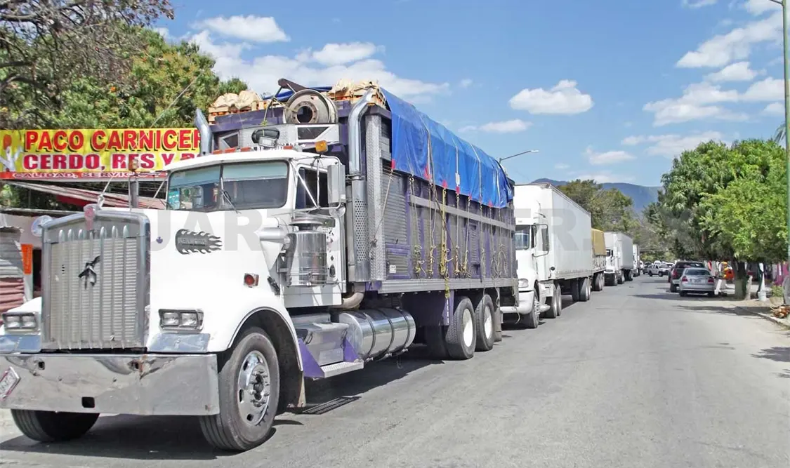Tráiler incomunica a vecinos en Tuxtla