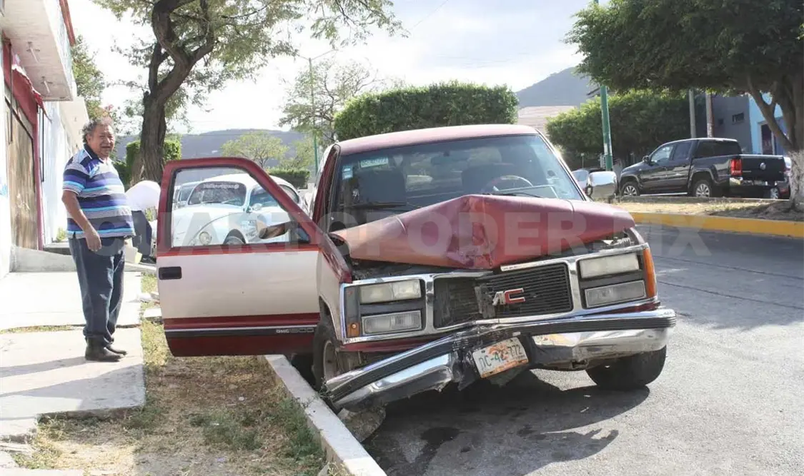 Se estrella pick up contra árbol