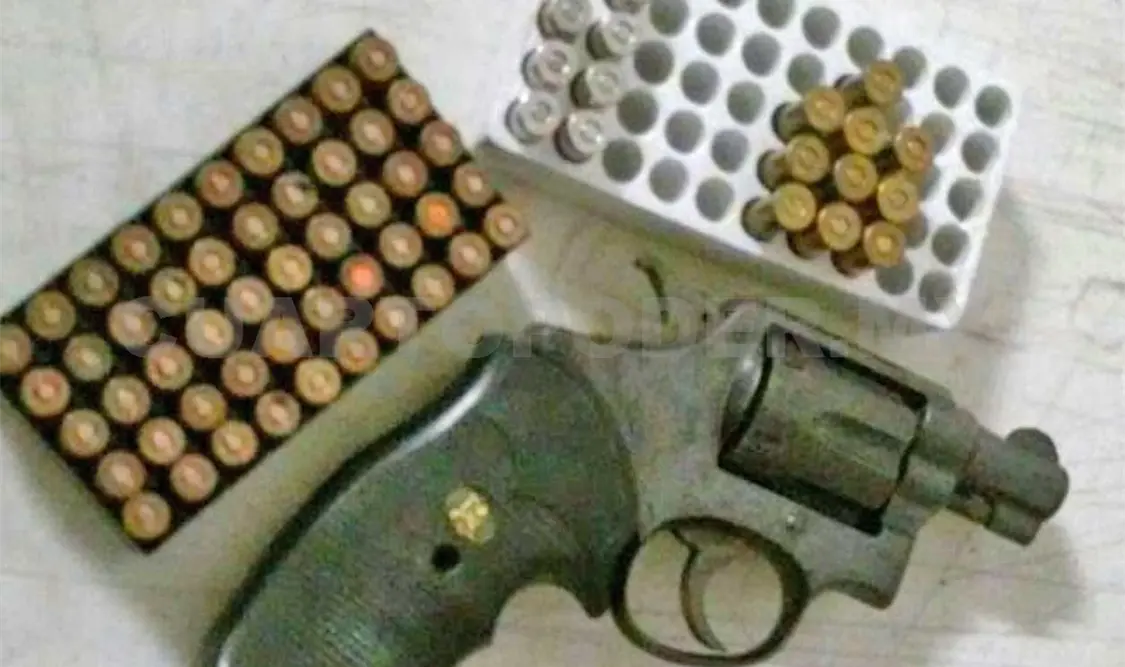 Arrestan policías a dos sujetos armados