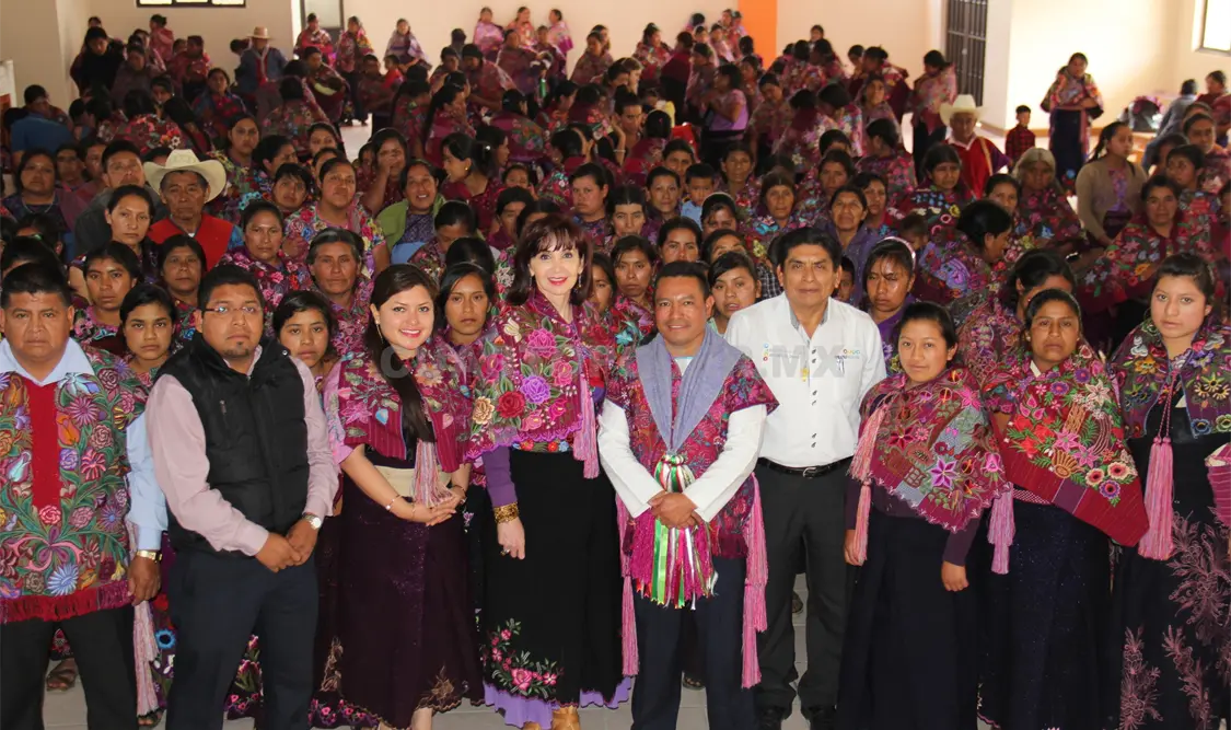 En la expo textil participaron 300 artesanas originarias de 15 comunidades de la localidad. Cortesía.