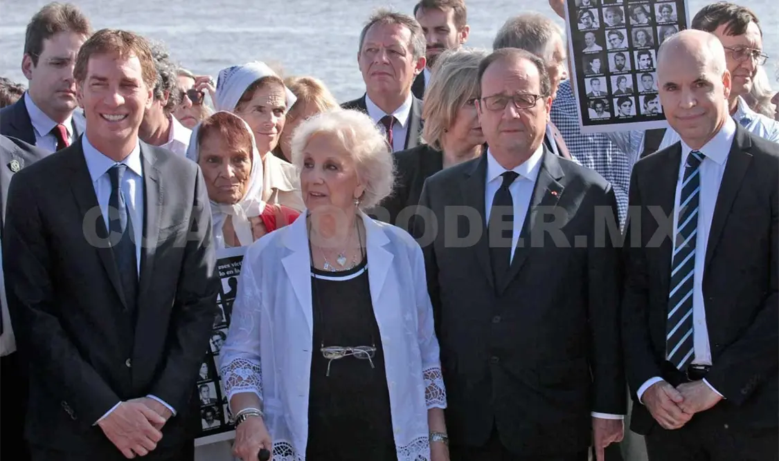 Hollande rinde homenaje a víctimas