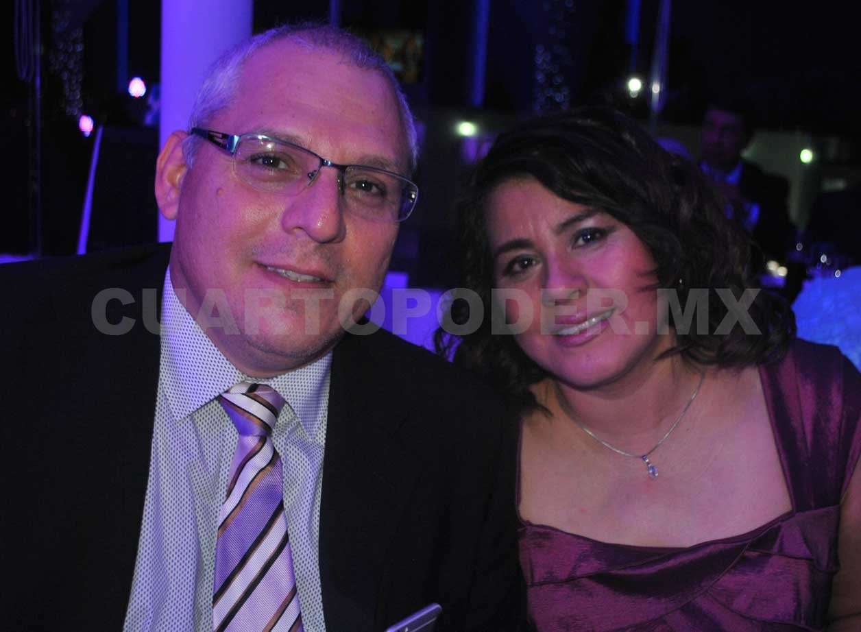 Feliz pareja se une en matrimonio
