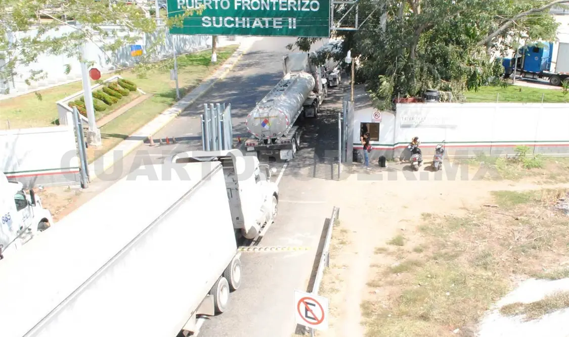Decenas de camiones pesados están varados en la carretera que conecta a la ciudad fronteriza. Rafael Victorio / CP