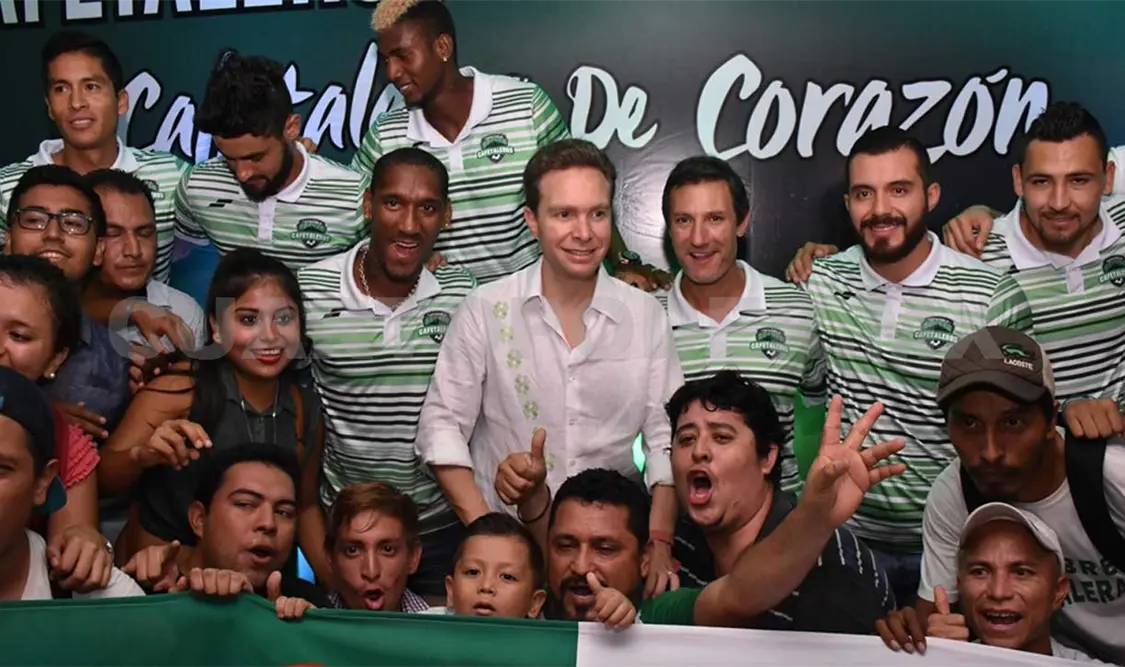 El club del cafetal recibió la visita del gobernador en el estand que tienen en la feria. Cortesía