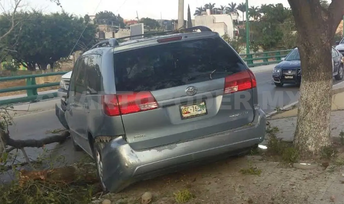 Los tripulantes se dieron a la fuga con rumbo desconocido y dejaron abandonada la camioneta accidentada.