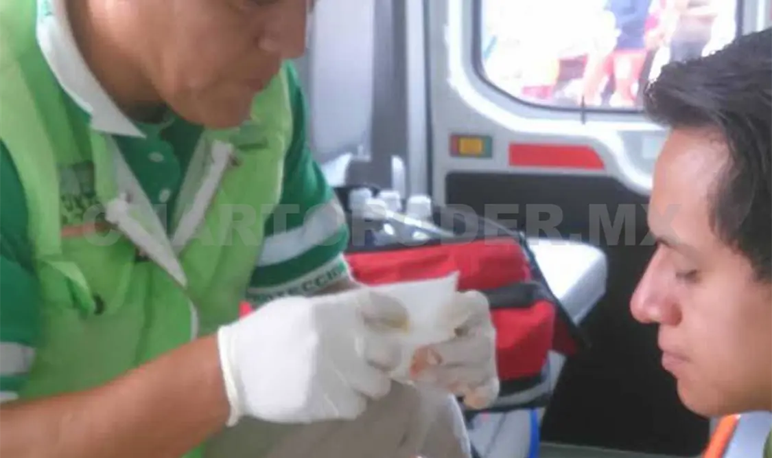 Un joven se cortó los dedos al caer el vidrio que cambiaba en su casa. A. Alegría / CP