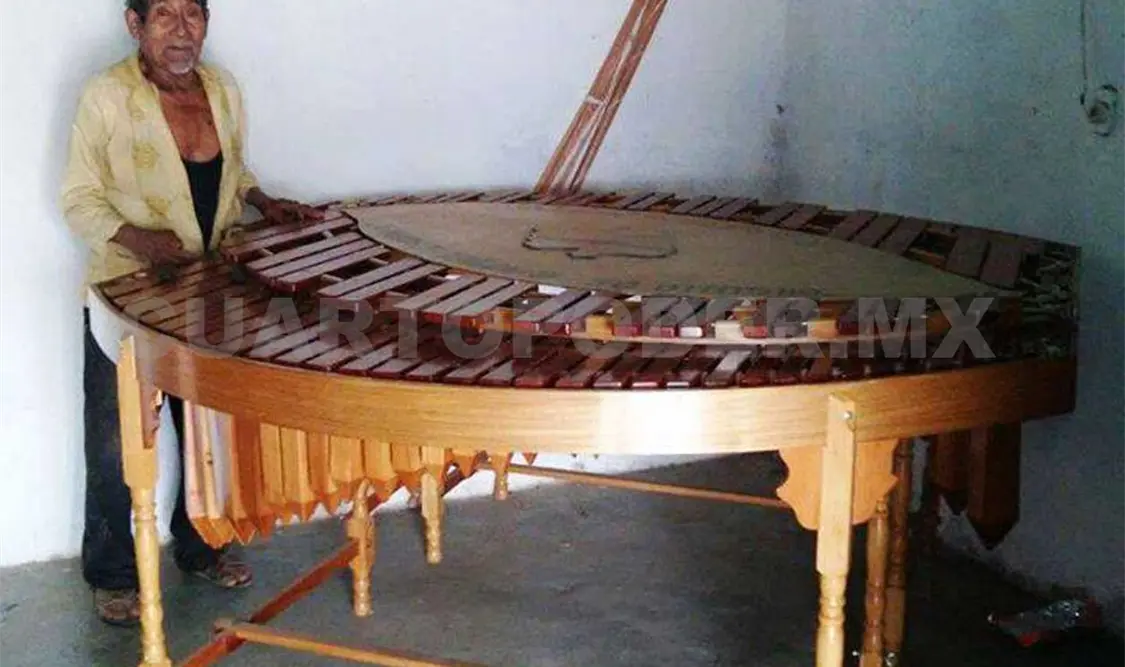 Artista presenta la marimba redonda