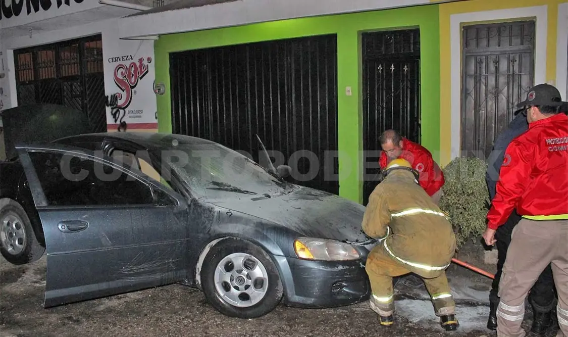 Incendian auto con bomba molotov