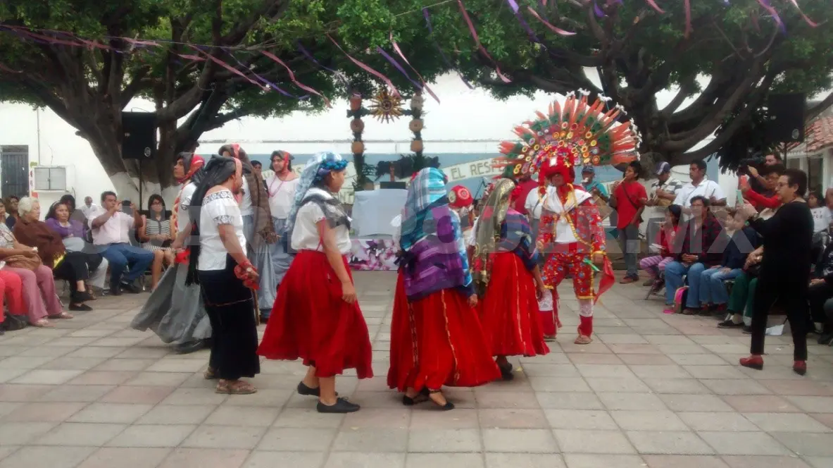 Parte de las danzas zoques realizadas en el marco de la Feria Gastronómica Flor de Cuchunuc